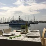 - Les Pieds Dans L'eau En Toutes Saisons 4 Couchages - Climatisation - Parking Privé - Piscine Sur - Vue Magnifique Et Rare - Situation Optimum - Les Argonautes - Ile Des Pêcheurs - Cap D'agde Appartement Agde